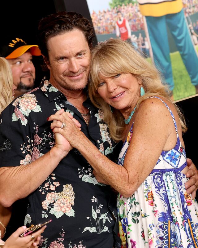 Goldie’s son Oliver Hudson—who stars in the film—joined the clan, looking relaxed in a tailored suit.