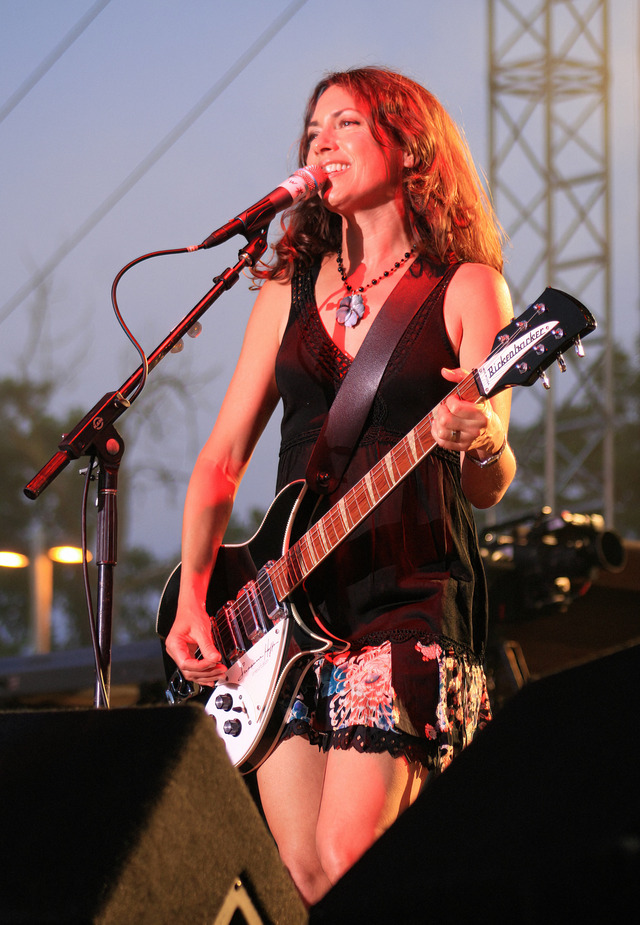Shining under the open sky, Hoffs delivers an unforgettable outdoor performance, blending her guitar’s rhythm with her heartfelt vocals.