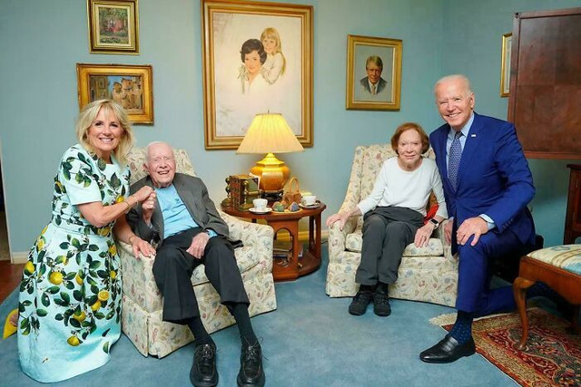 Tiny Presidents, Giant Guests (Lens Illusion)