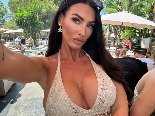 Alice effortlessly combines beauty and confidence, captured here in a stunning poolside selfie, reflecting her timeless appeal.