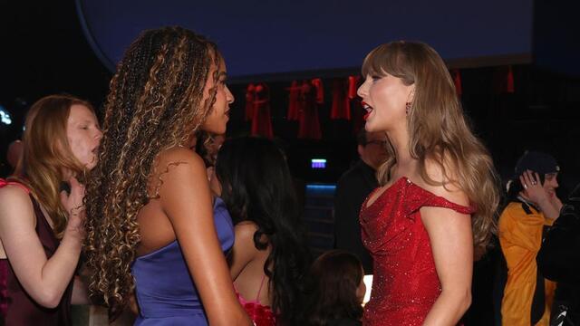 The two exchanged smiles and kind words, sparking a wave of admiration online.