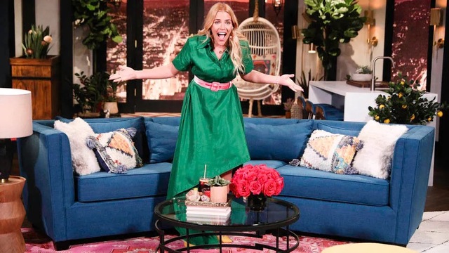 Her talk show Busy Tonight (2018-2019) was a breakout success, celebrated for its candid interviews, comedy, and discussions about contemporary culture.