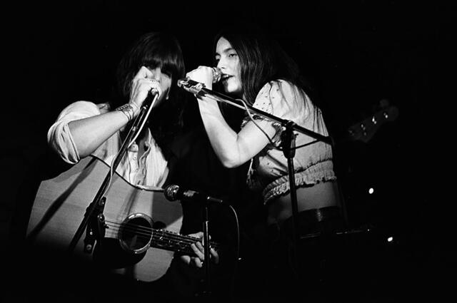 One of the most pivotal moments in Emmylou Harris’s career came when she crossed paths with Gram Parsons in the early 1970s.
