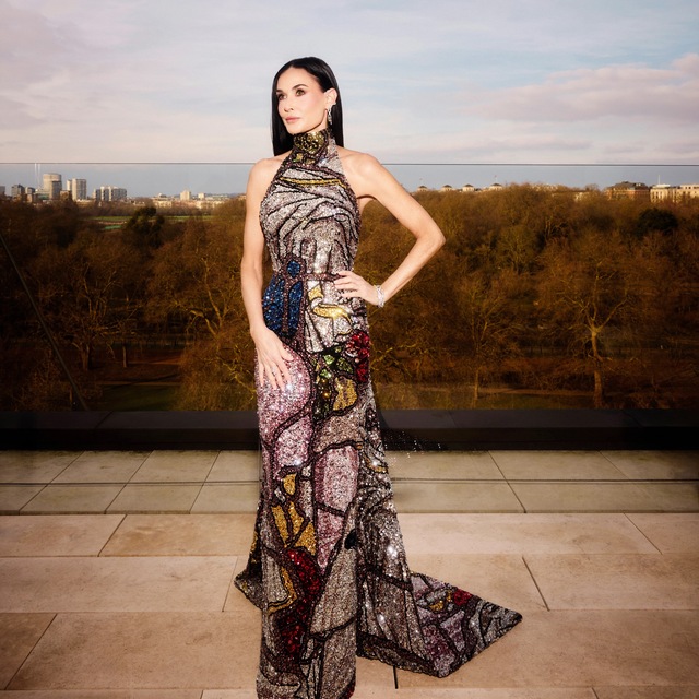 For many viewers, Moore embodied elegance and confidence, proving that red carpet glamour doesn't belong to youth alone