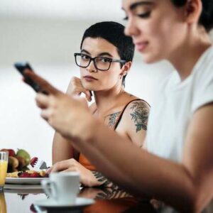 +20 Shocking Stories That Reveal the Reality of Fake Friendships