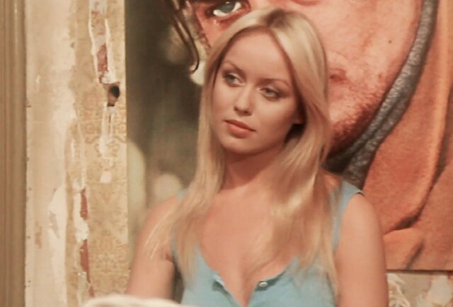 Gloria’s journey into the world of glamour began when she won the prestigious title of Miss Teenage Italia