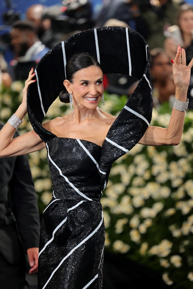 The dress was a full-length necktie, blending the structured elegance of traditional tailoring with the freedom and creativity of modern design