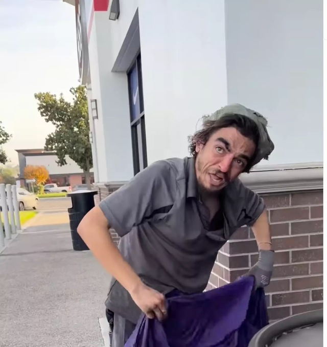 As the fan in the video realized who Chase was, the tone of the exchange shifted into something deeply uncomfortable for many viewers.