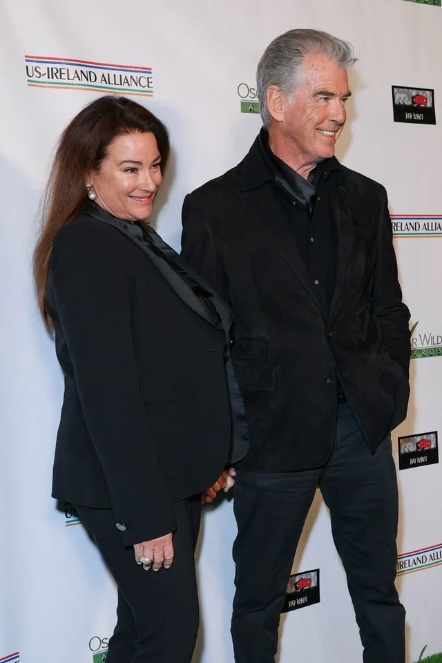 Pierce Brosnan and Keely Shaye stepped onto the red carpet at the Oscar Wilde Awards in Santa Monica