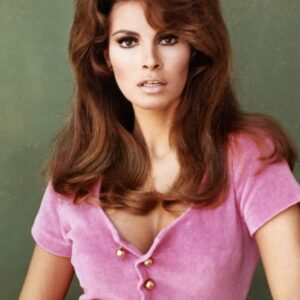Raquel Welch: The Hollywood Legend Who Redefined Beauty, Strength, and Hollywood’s Standards