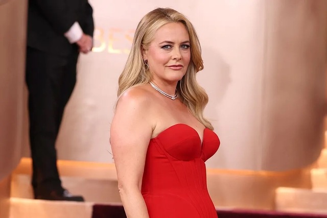 The actress poses for photographers during the ceremony, with fans praising her confident and elegant appearance.