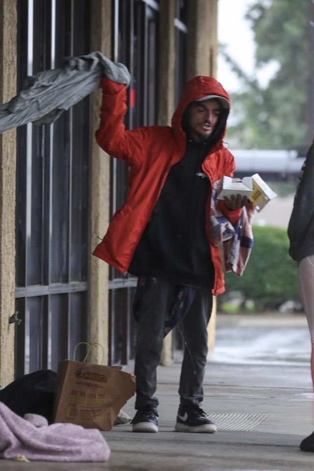 Watching that same actor today forces a question that the entertainment industry rarely wants to answer: How does someone go from childhood fame to homelessness?