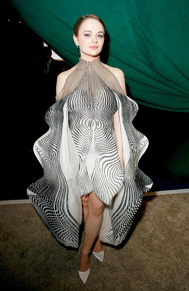 Joey King wore a 3D-printed masterpiece that mimicked the vibrating ripples of a Doppler effect.