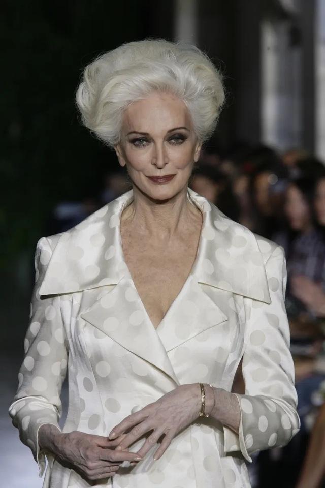 During this period, Carmen wasn't just modeling clothes; she was mirroring the soul of an era.