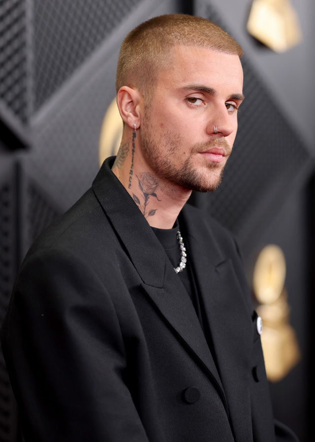 Arriving in coordinated black looks, Justin reportedly wore "ICE OUT" pins as a form of protest against recent operations by U.S. Immigration and Customs Enforcement.